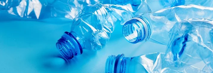 Zerdrückte leere Plastikflaschen